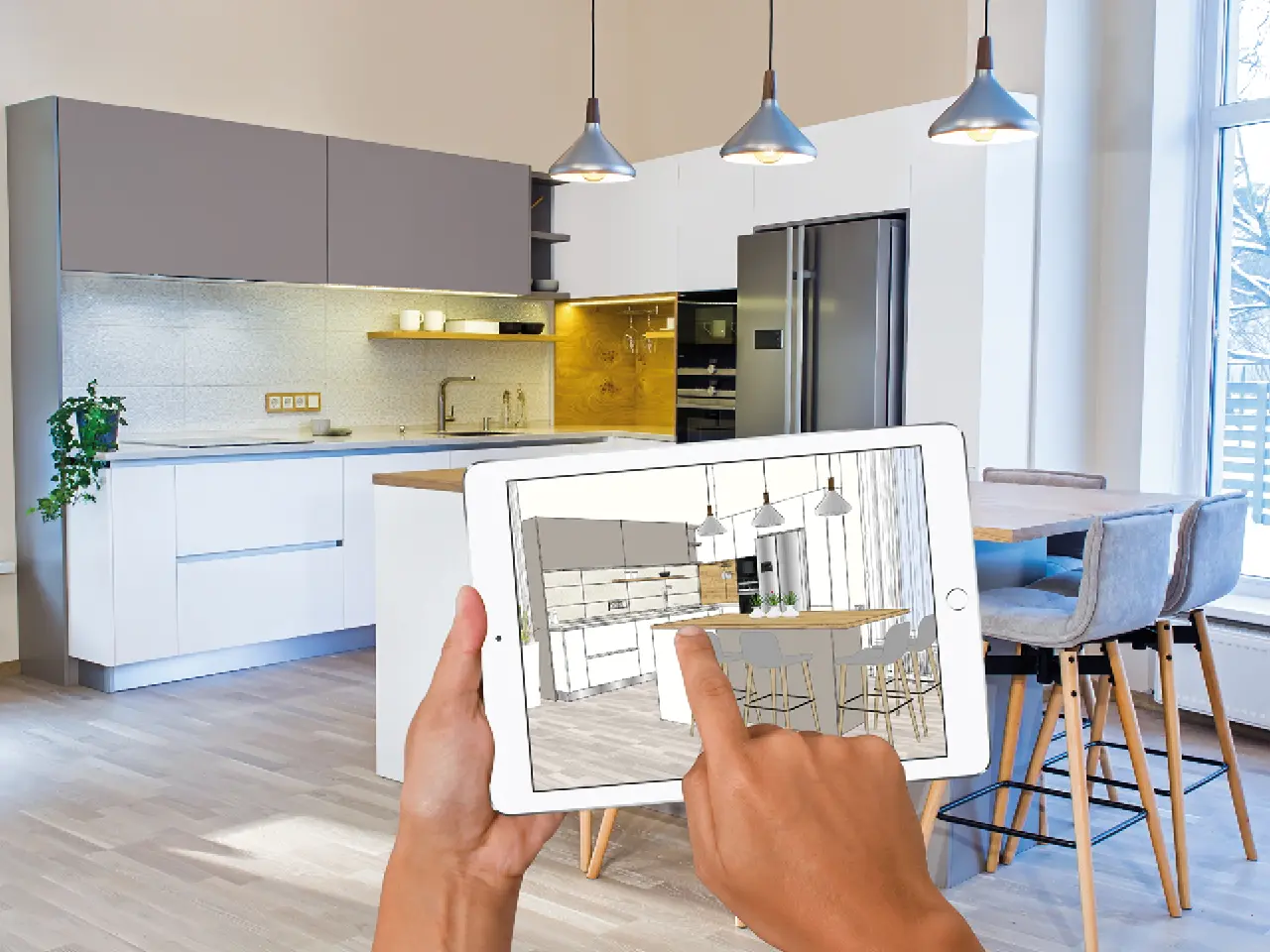Tablet mit Küchenplanung vor moderner Küche mit Kochinsel, Pendelleuchten und Esstisch